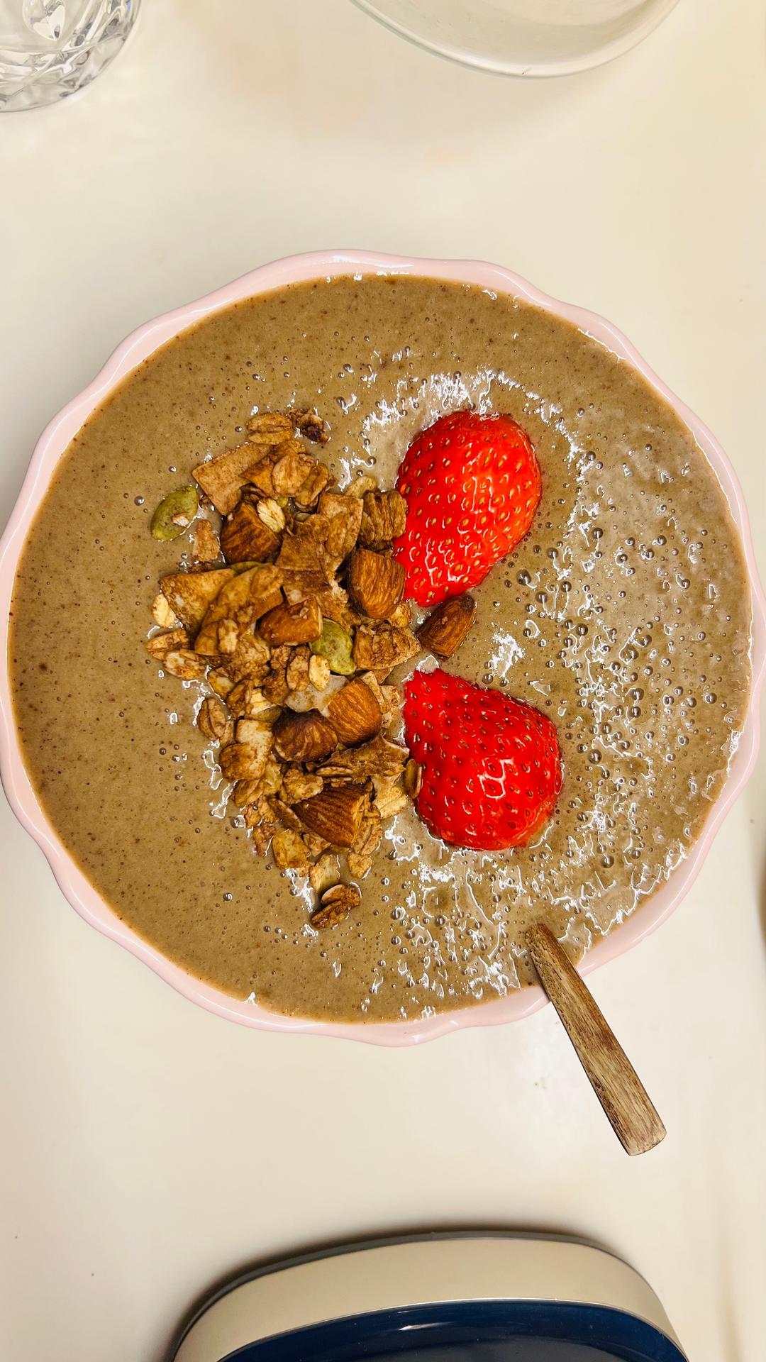 Acai bowl 香蕉芹菜莓果奶昔碗