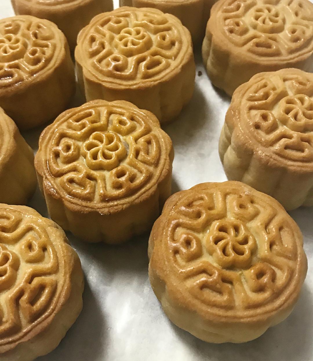 广式月饼—蛋黄莲蓉月饼