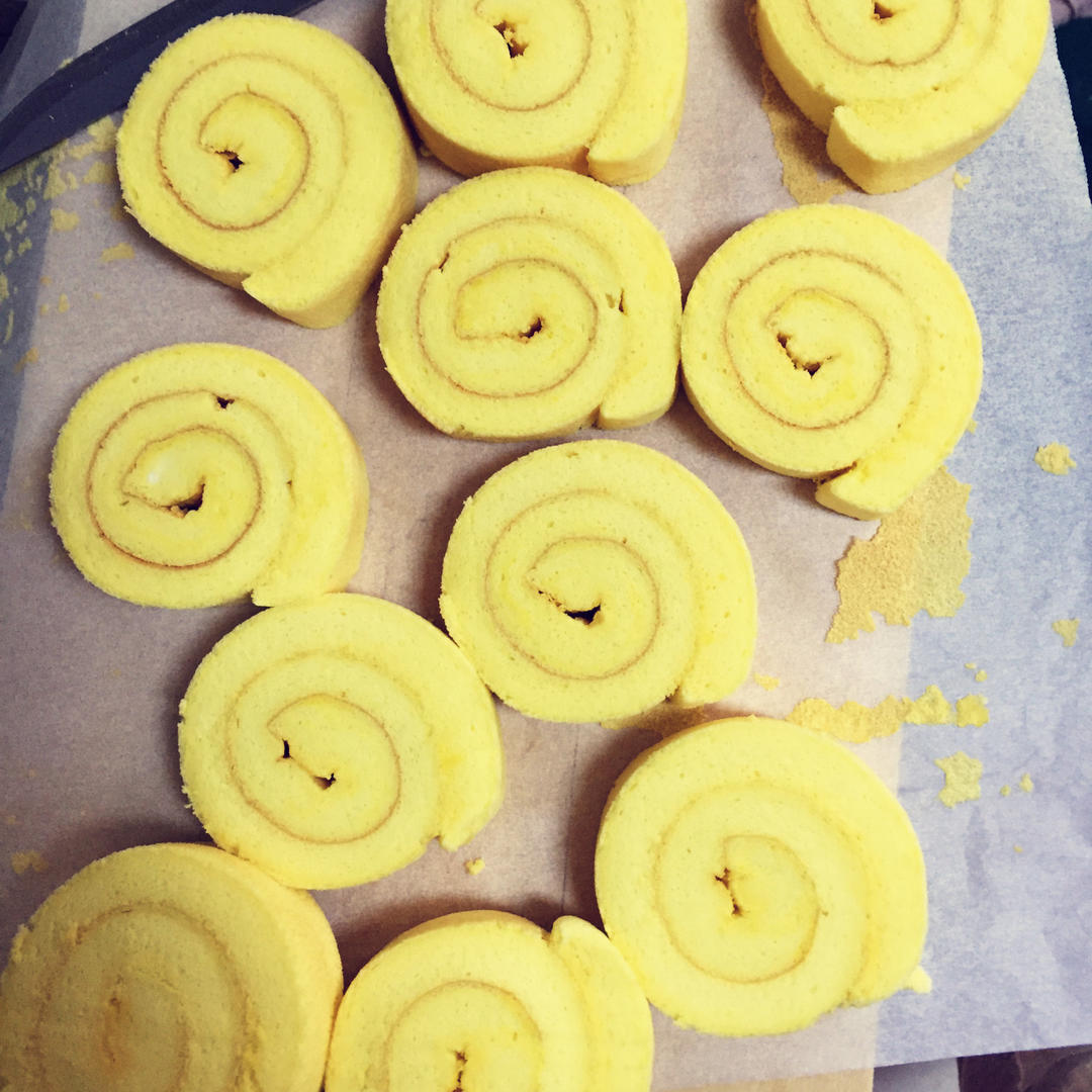 新手做不开裂蛋糕卷，内配卡仕达酱，味道棒棒的