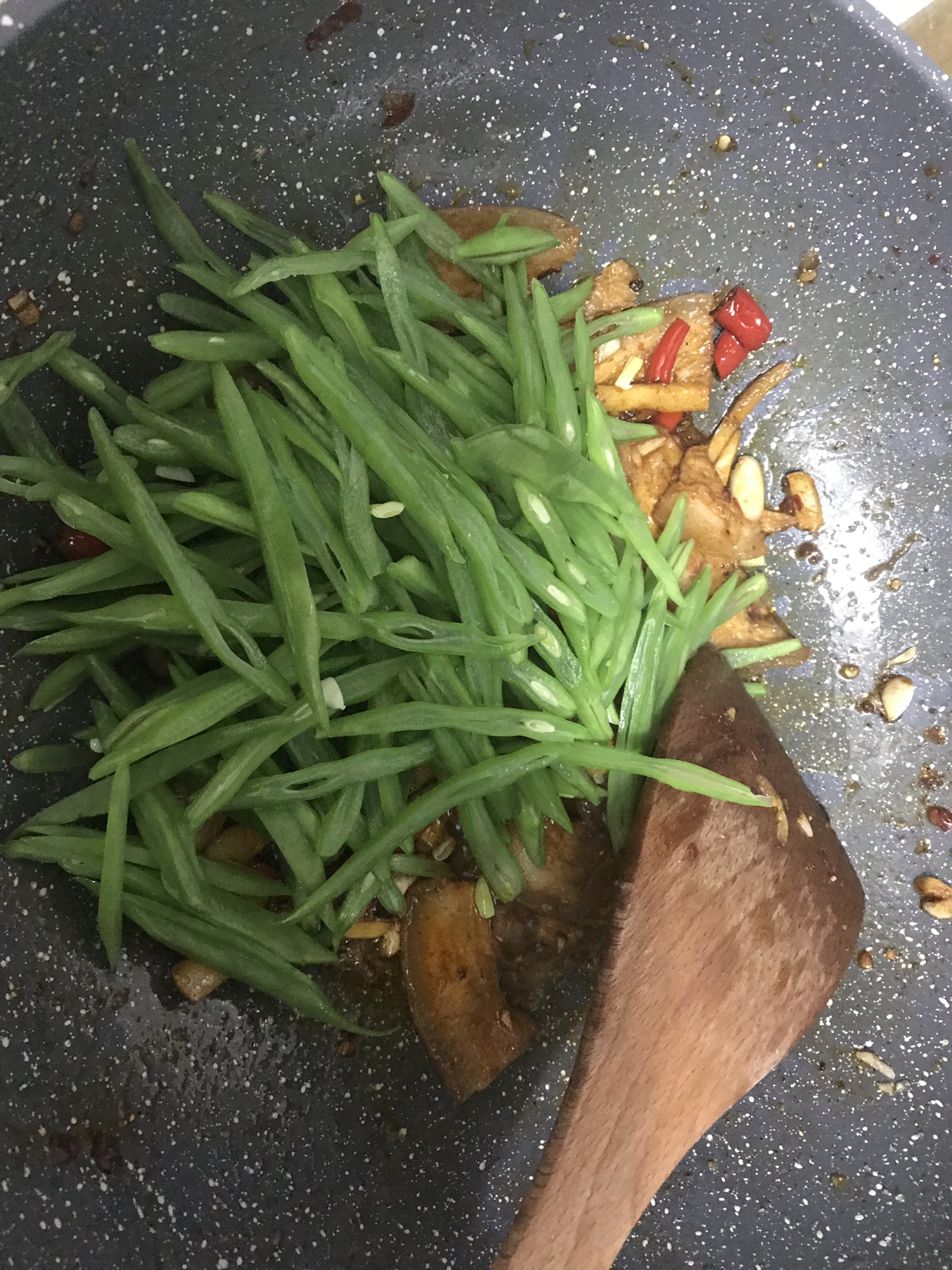 五花肉系列：回锅肉炒扁豆的做法 步骤13