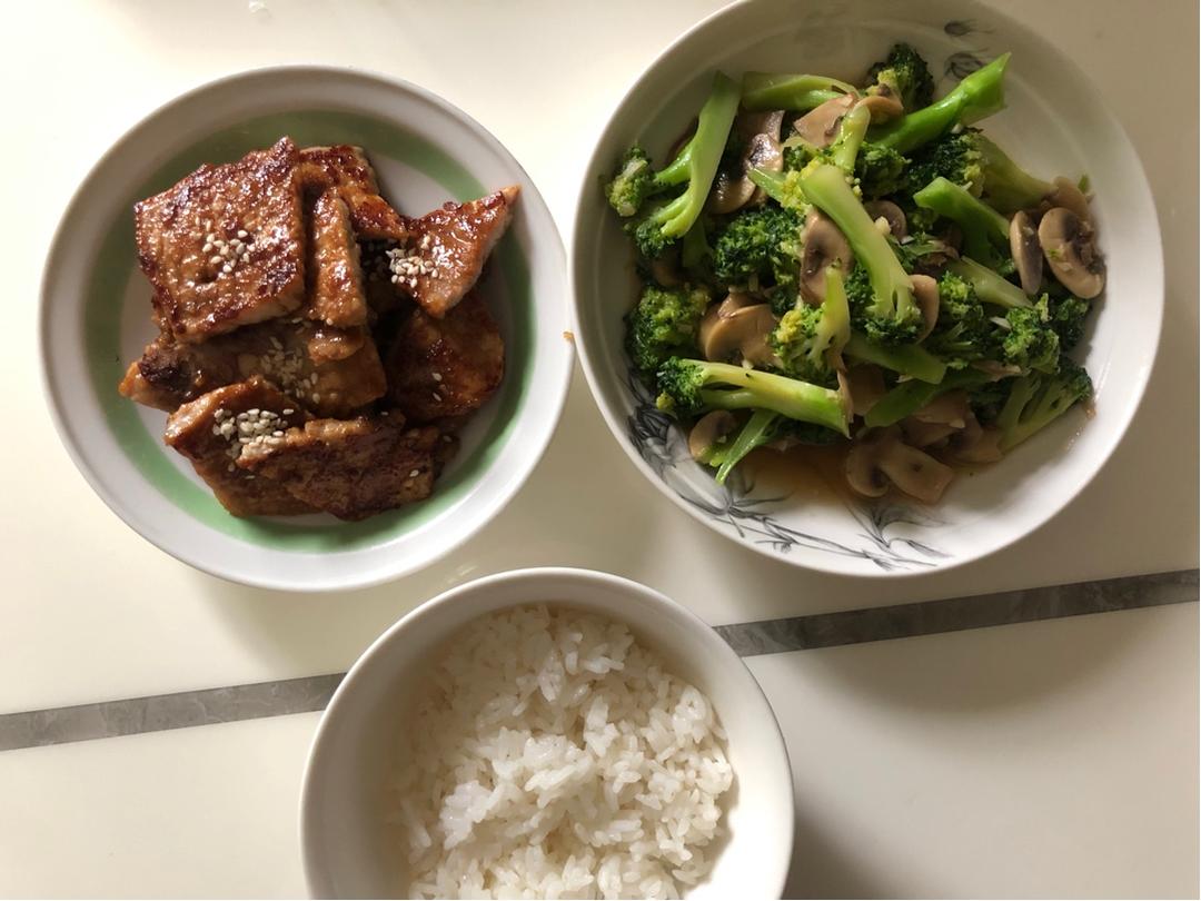 健康低脂家常菜—西兰花炒口蘑