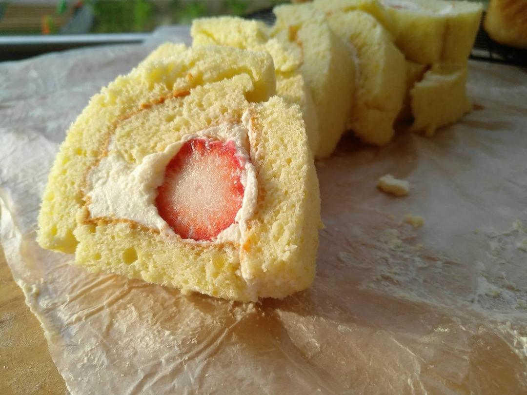 草莓牛乳蛋糕卷