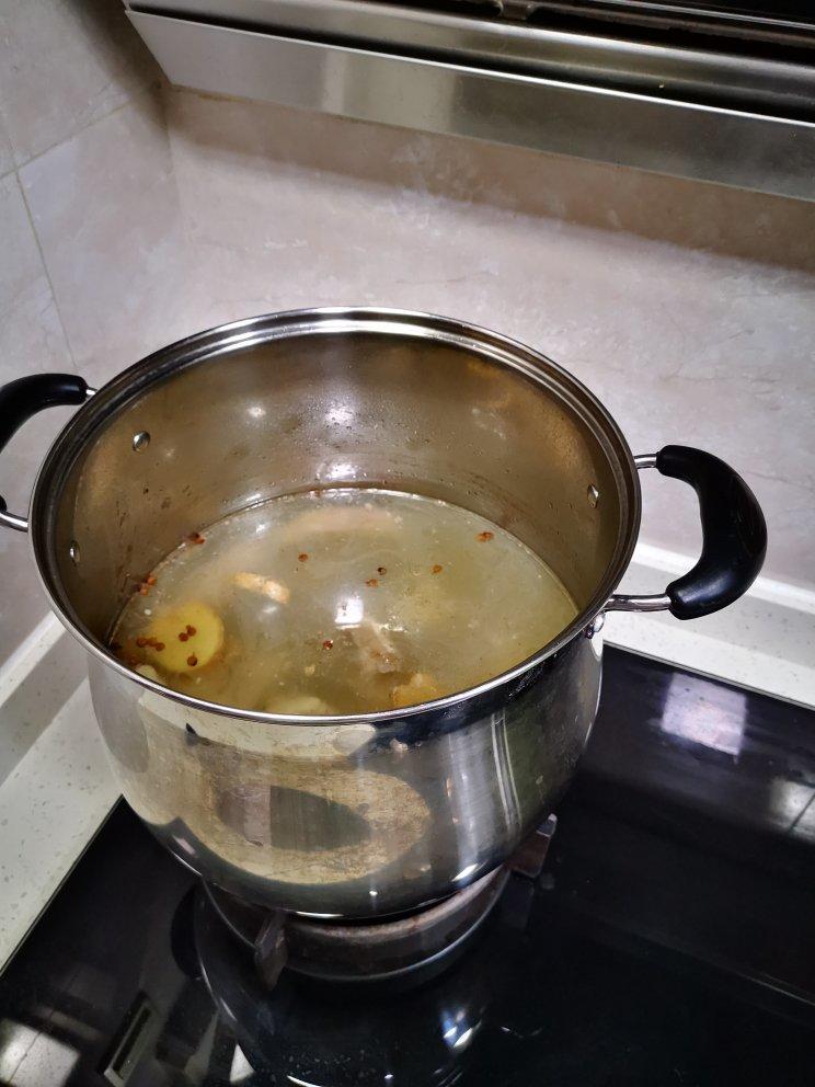 厨师长教你：“羊肉汤”的家常做法，天气冷了喝一口全身都暖暖的