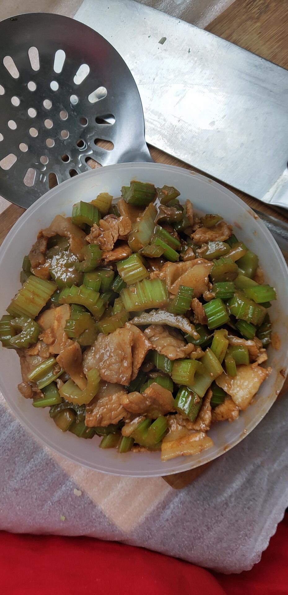 芹菜炒肉片的做法