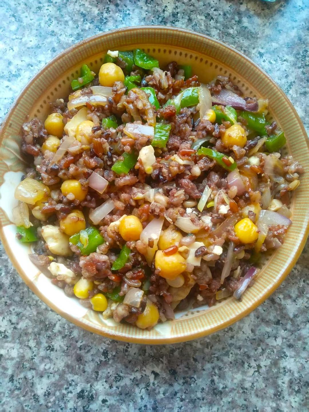 减脂打卡第十三天（啥都有的炒糙米饭）