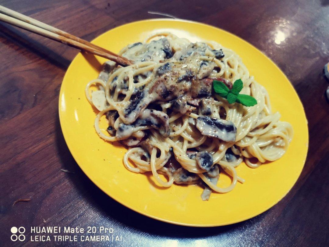 奶油培根蘑菇意面