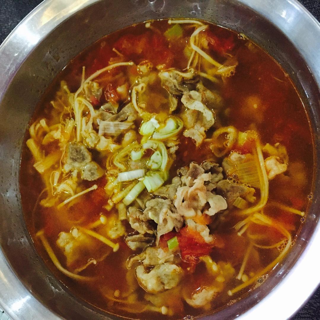 番茄金针菇肥牛锅 鲜到眉毛掉