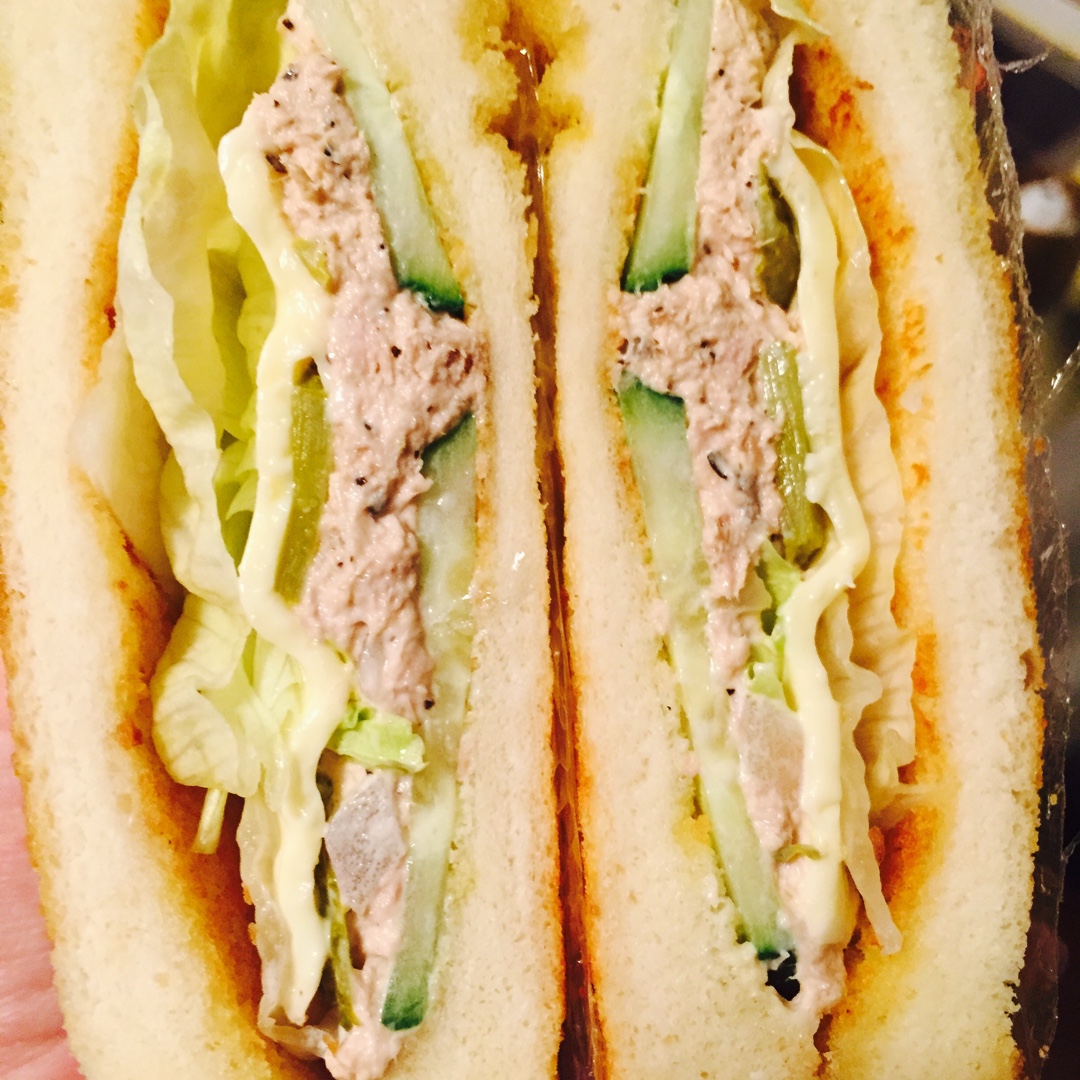 黄瓜金枪鱼三明治