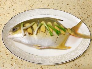 清蒸金鲳鱼，简单易做，年夜饭必备的一道菜，年年有余！的做法 步骤2