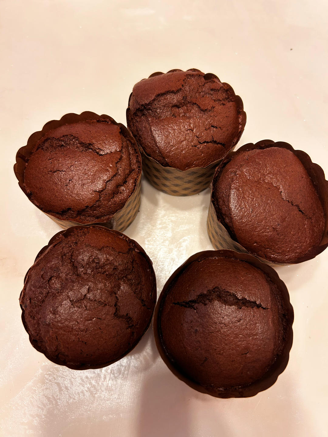 超浓郁不甜腻的爆浆巧克力纸杯蛋糕，热量炸弹