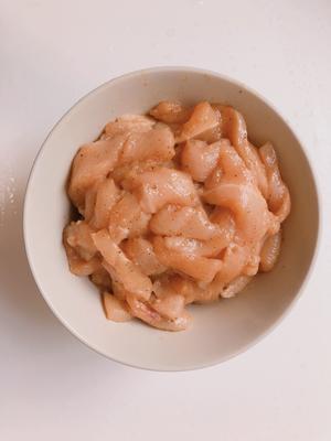 美味低油的豌豆苗炒鸡胸肉的做法 步骤6