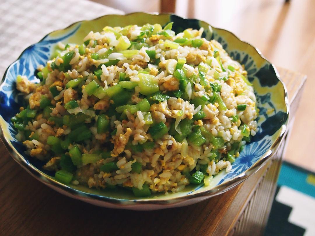 一只猫猫兔做的青椒鸡蛋炒饭