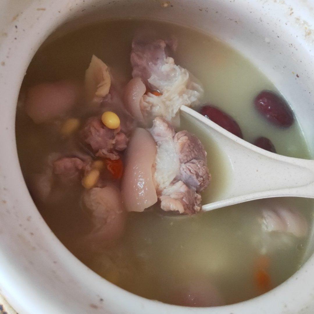 猪蹄黄豆汤