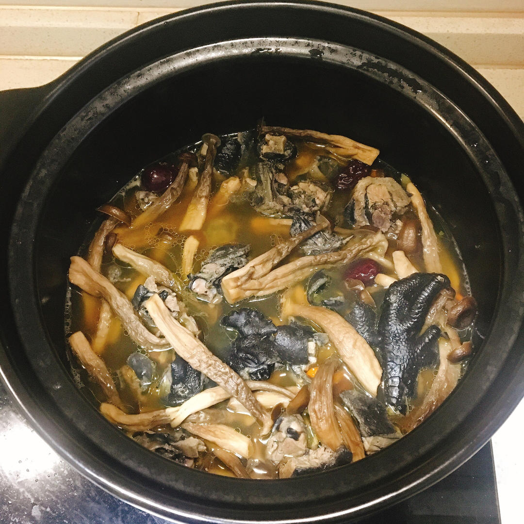 【党参枸杞乌鸡汤】