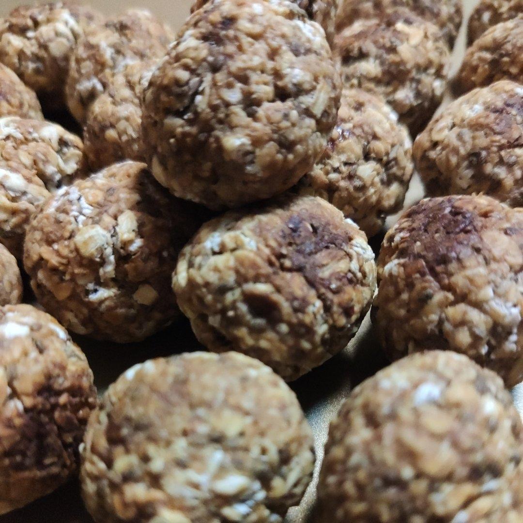 健康又饱腹，操作超级简单的奇亚籽香蕉燕麦球