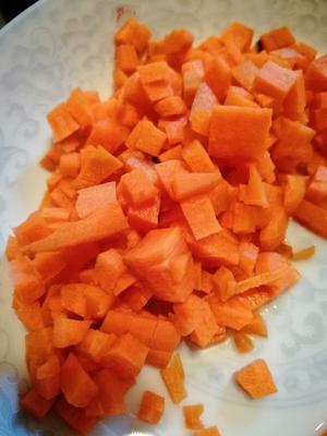 胡萝卜炒麦豌豆的做法 步骤2