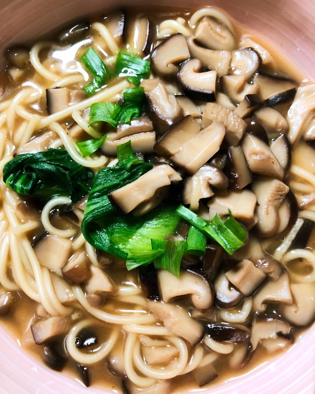 云云昀昀做的菌汤面条 看得见的香菇 尝得到的鲜美 这才是真正的菌汤