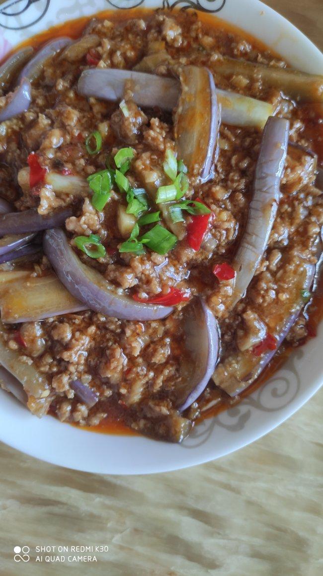 就像有句话所说：成年人的世界里，从来就没有“容易”二字。很多时候，你只能单枪匹马，直面生活的兵荒马乱。