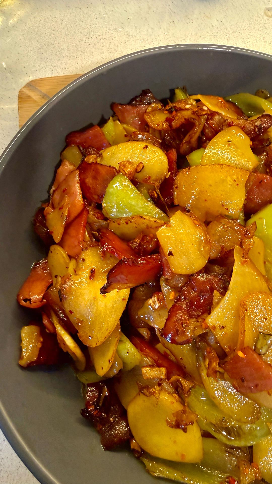 百吃不厌的腊肉炒土豆片！荤素主食一锅出~