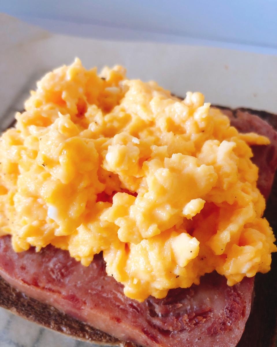 炒蛋开放三明治