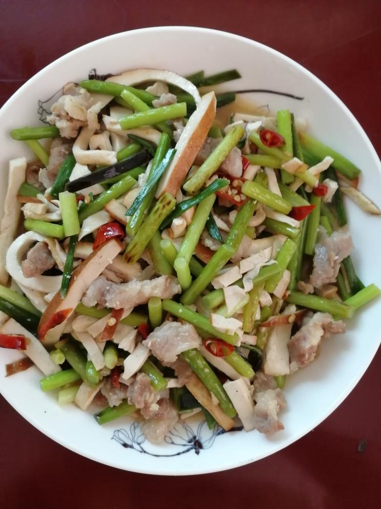 建德妈妈牌好吃到爆的烘豆腐炒蒜苗的做法