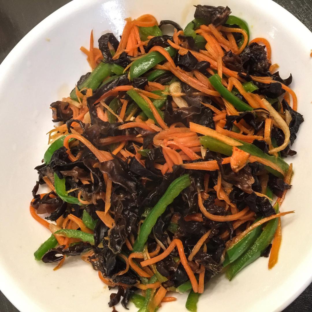 胡萝卜香菇炒木耳