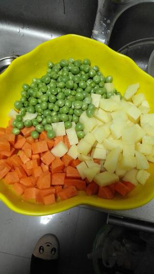 香肠土豆胡萝卜豌豆焖饭的做法 步骤2