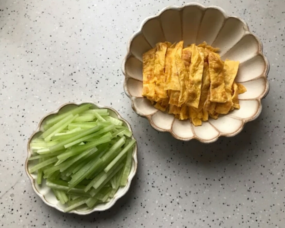 太阳谷藤椒风味手撕鸡饺子皮卷饼的做法 步骤5