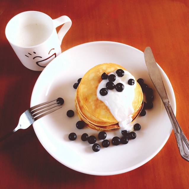 【酸奶松饼yogurt pancake】，搭上黑莓果酱和枫糖的美味。