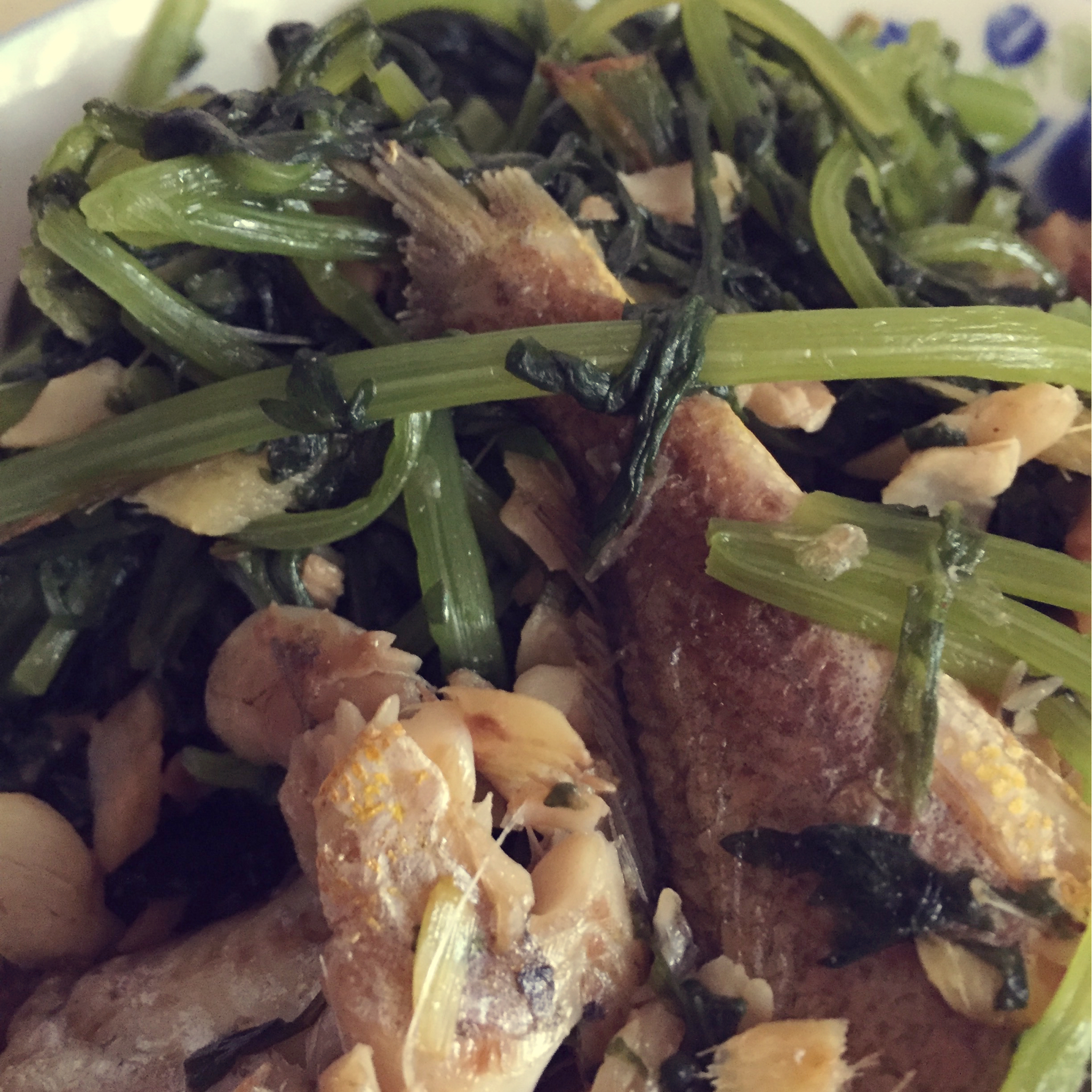 茼蒿炖带鱼