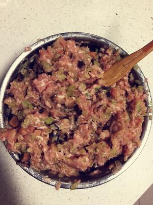 猪肉干贝香菇芹菜饺子的做法 步骤3