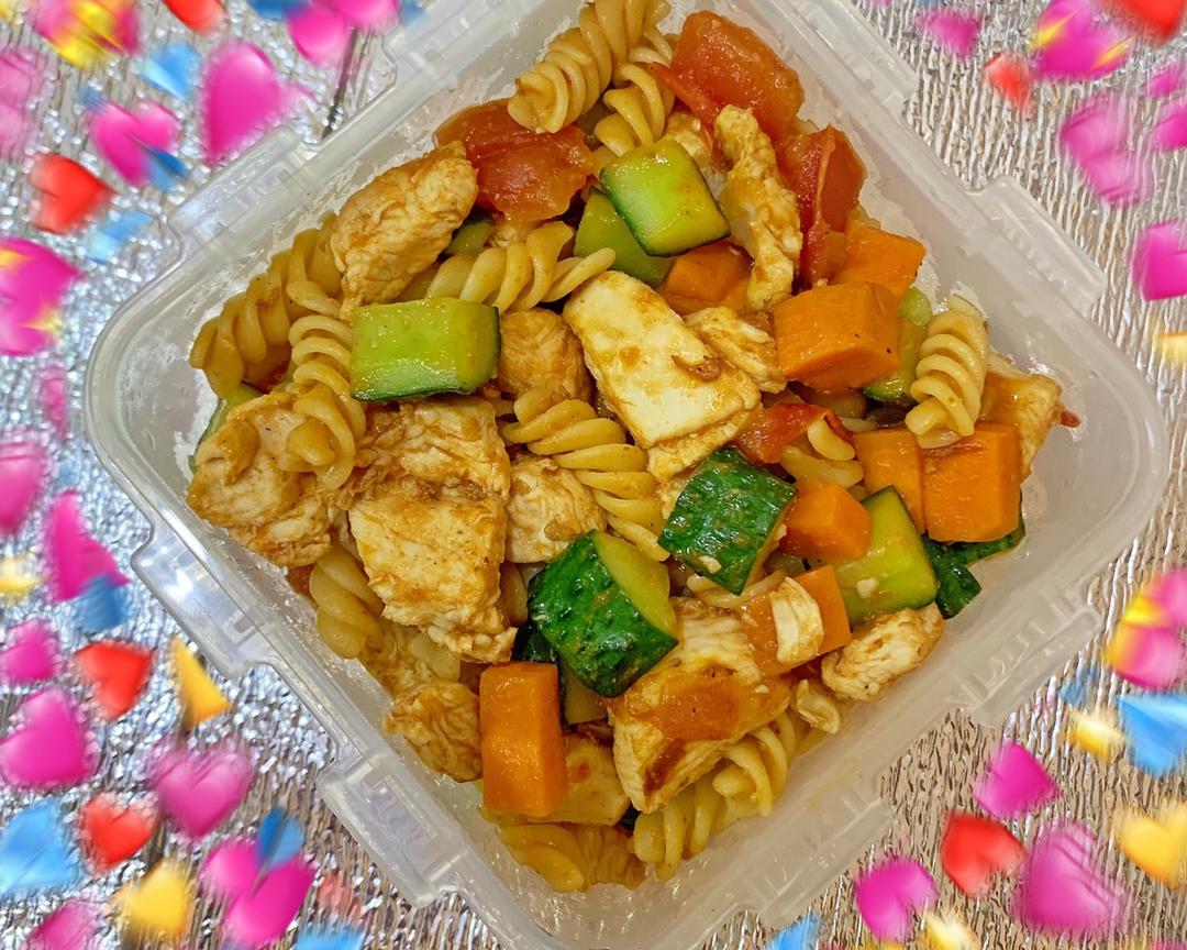 【减脂健身餐】胡萝卜番茄鸡胸肉炒意面