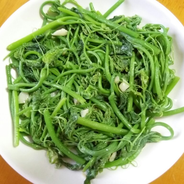 小意意的妈妈做的蒜蓉炒龙须菜