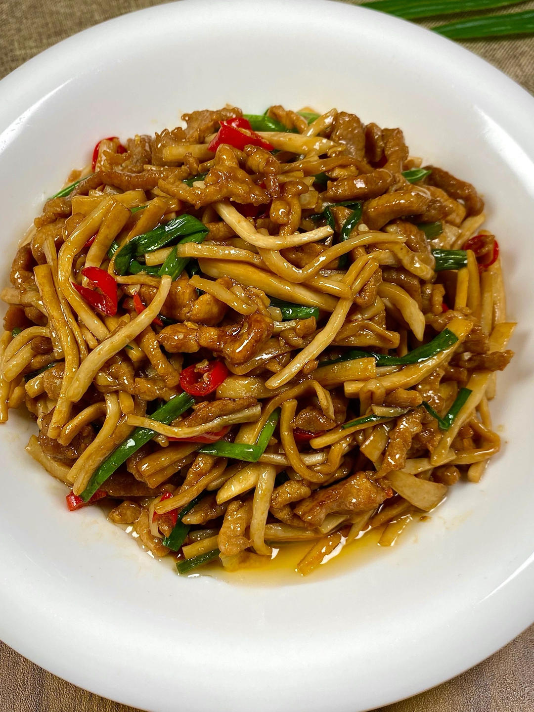 肉丝胡萝卜榨菜鲜丝炒杏鲍菇