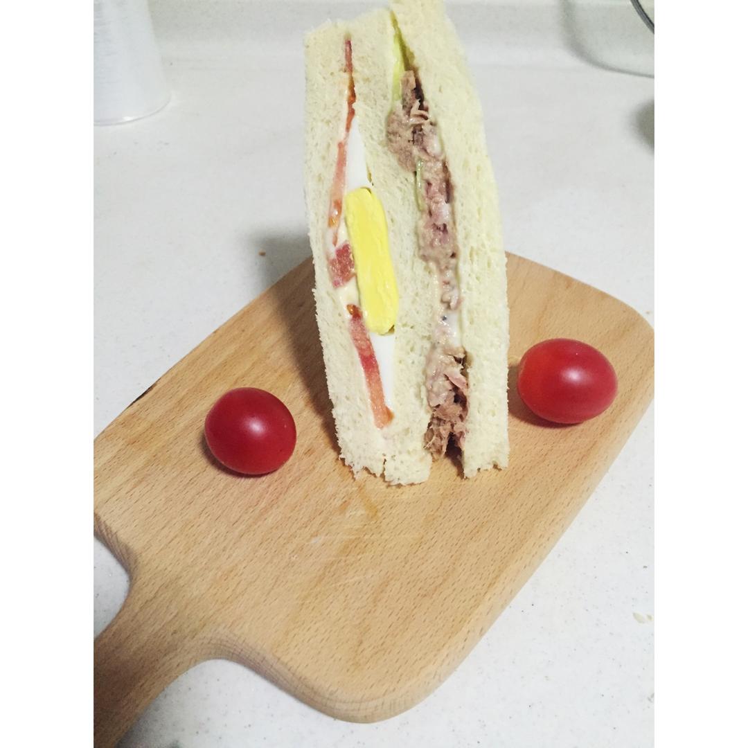 金枪鱼鸡蛋沙拉三明治