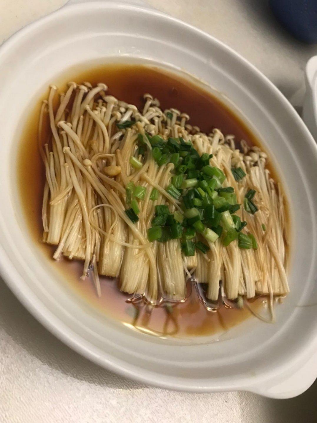 葱油金针菇——10分钟快手菜，你绝对不能错过的美味~
