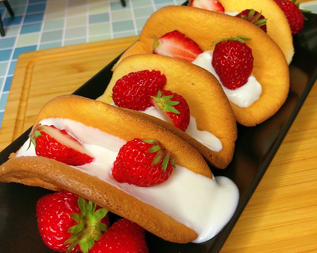 酸奶抱抱草莓蛋糕的做法