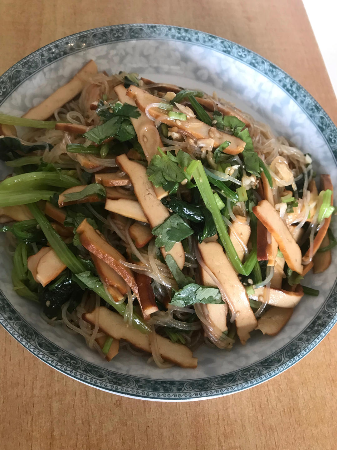 凉菜里很喜欢的菠菜拌粉丝，加上1把豆芽，清脆爽口，夏天最适合吃