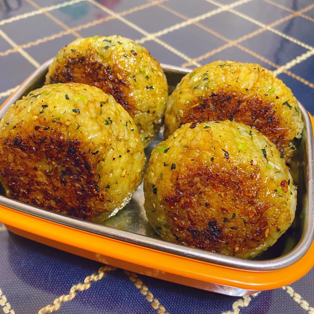 剩米饭的神仙吃法，肉松酱油烤饭团，平底锅就能做哦～