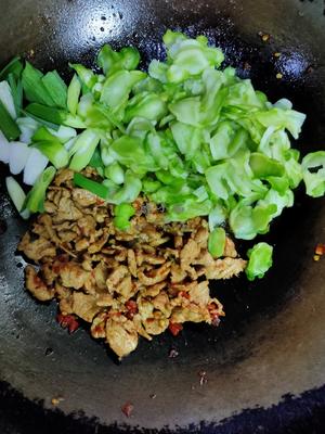 剁椒儿菜炒肉——脆辣可口的做法 步骤5