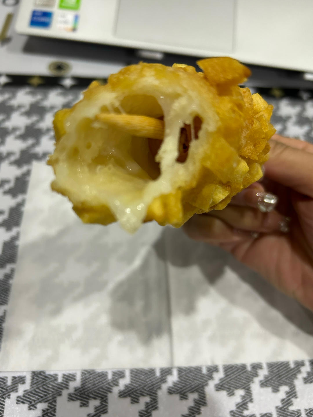 冬日精致快手下午茶（土豆芝士热狗棒沙拉 + 橙汁伏特加）