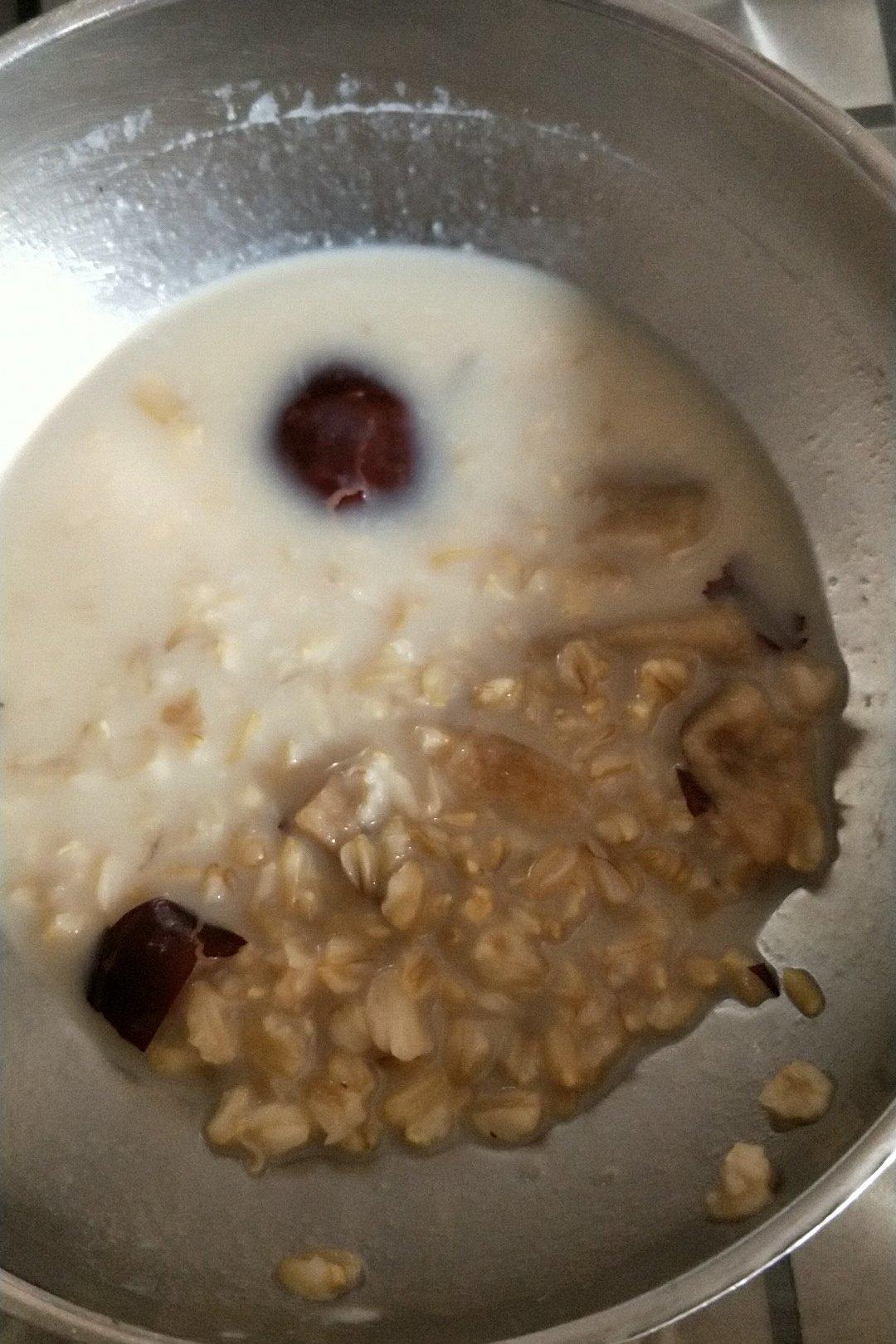 牛奶红枣燕麦粥（懒人早餐）