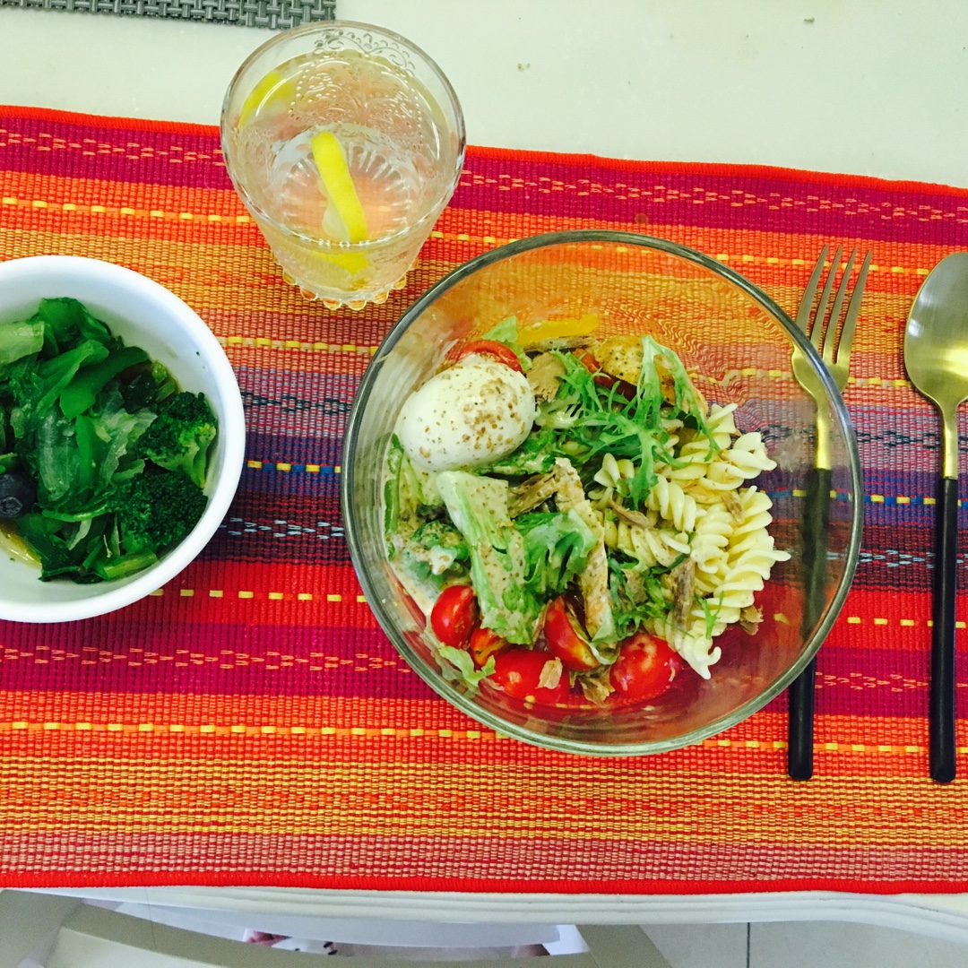 三文鱼牛油果蔬菜色拉