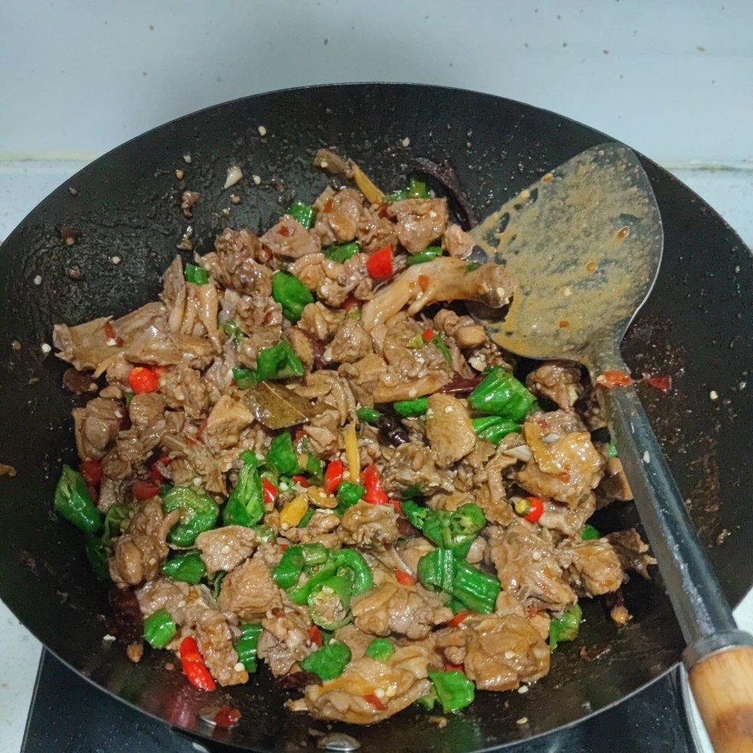 传统正宗的啤酒鸭配方和做法，鲜嫩香浓，只需炒千万不要焯水