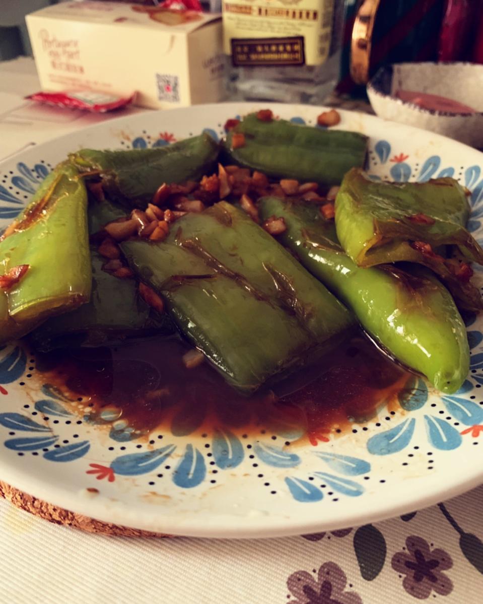 厨师长教你：“虎皮青椒”的家常做法，不放油柴火慢煎，很开胃