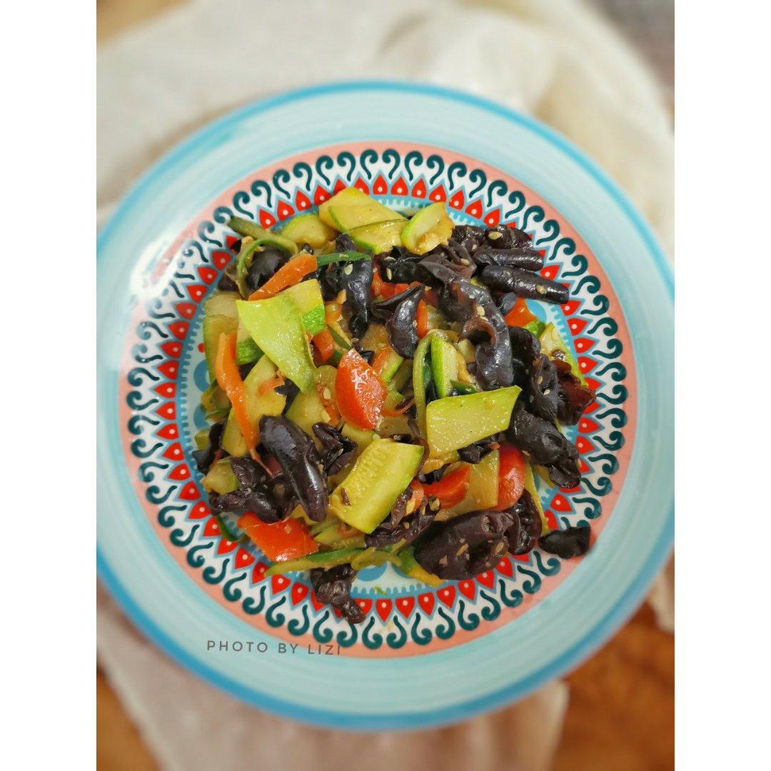 梅菜肉酱饼+西葫芦炒木耳胡萝卜