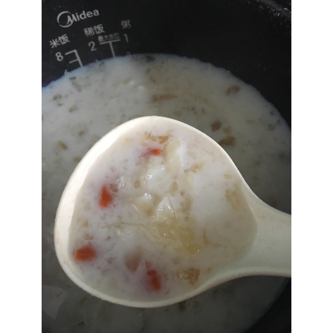 牛奶炖桃胶