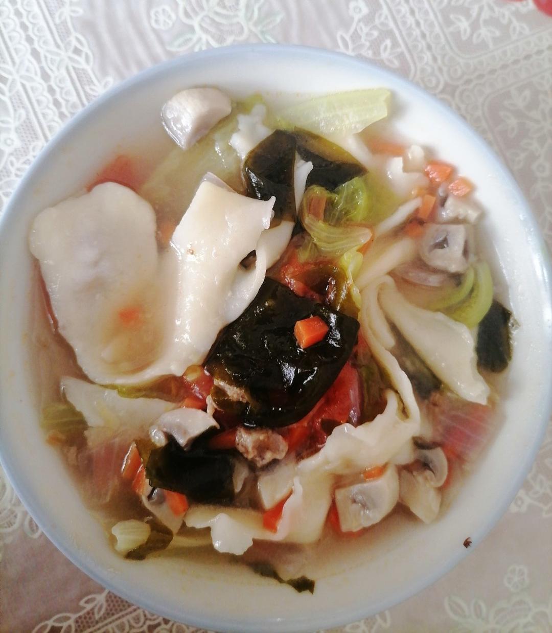 面片汤，面片爽滑筋道又柔软，汤汁鲜美