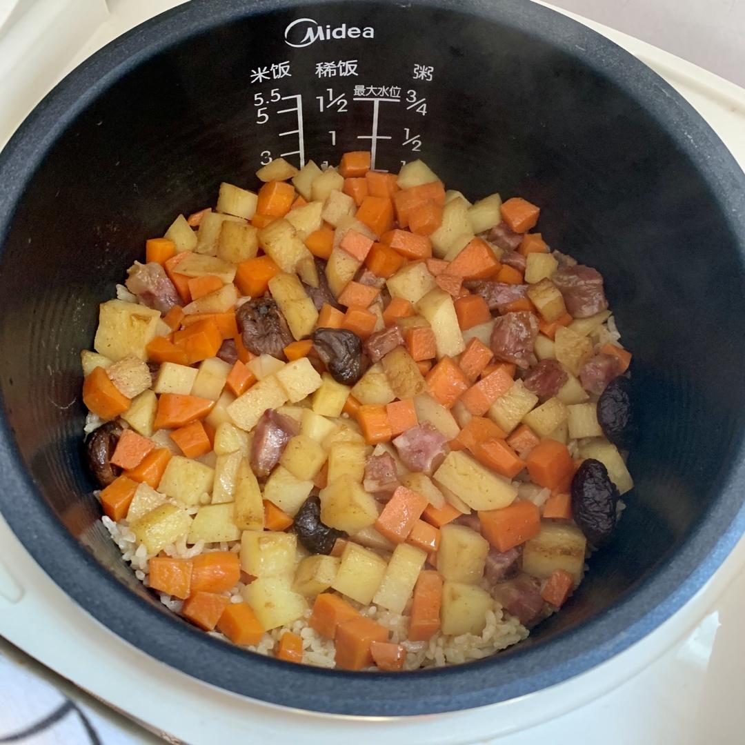 懒人必备～电饭煲腊肠焖饭