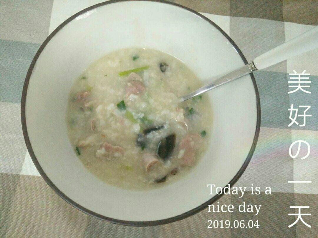 粉肠瘦肉皮蛋粥